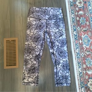 Cropped Lululemon Wunder Under Leggings, Floral Pattern, Size 8